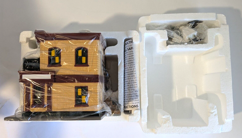 Dept. 56 McGuire's Irish Pub Snow Village 1995 - Picture 4 of 4