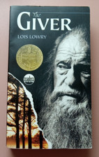 The Giver by Lois Lowry (PB, 2002) Readers Circle