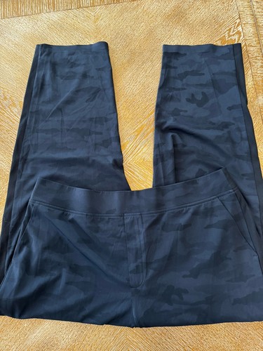 "Pantalones de tiro con estampado de camuflaje azul marino Athleta talla 18 cintura elástica 38"" entrepierna 28""" - Imagen 4 de 7