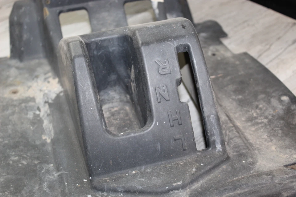 John Deere Gator RSX 850i 2013 consola central cubierta cierre Foto 3 de 4