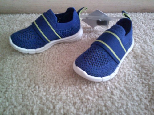 Zapatos sin cordones Pool To Play OshkoshB'gosh para niños pequeños talla 6 nuevos con etiquetas - Imagen 2 de 3