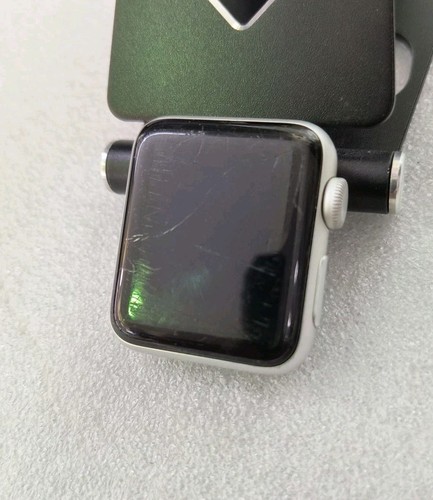 Apple Watch Series 3 38 mm Silver Aluminum Case - Heavy Scratches (B90) - Photo 4 sur 5