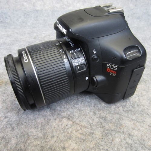 Canon EOS Rebel T2i DSLR Camera with EF-S 18-55mm f / 3.5-5.6 package - Picture 6 of 9