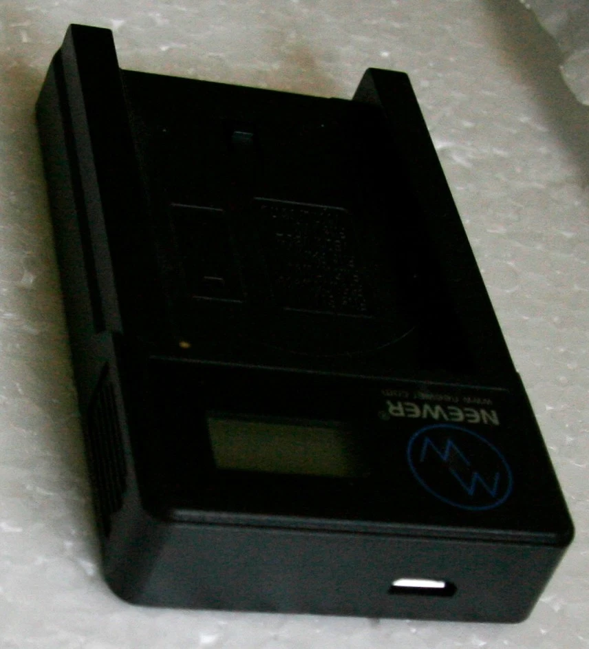 Neewer NW-USBF550 Dual USB Charger with cable in very good condition - Image 3 of 4