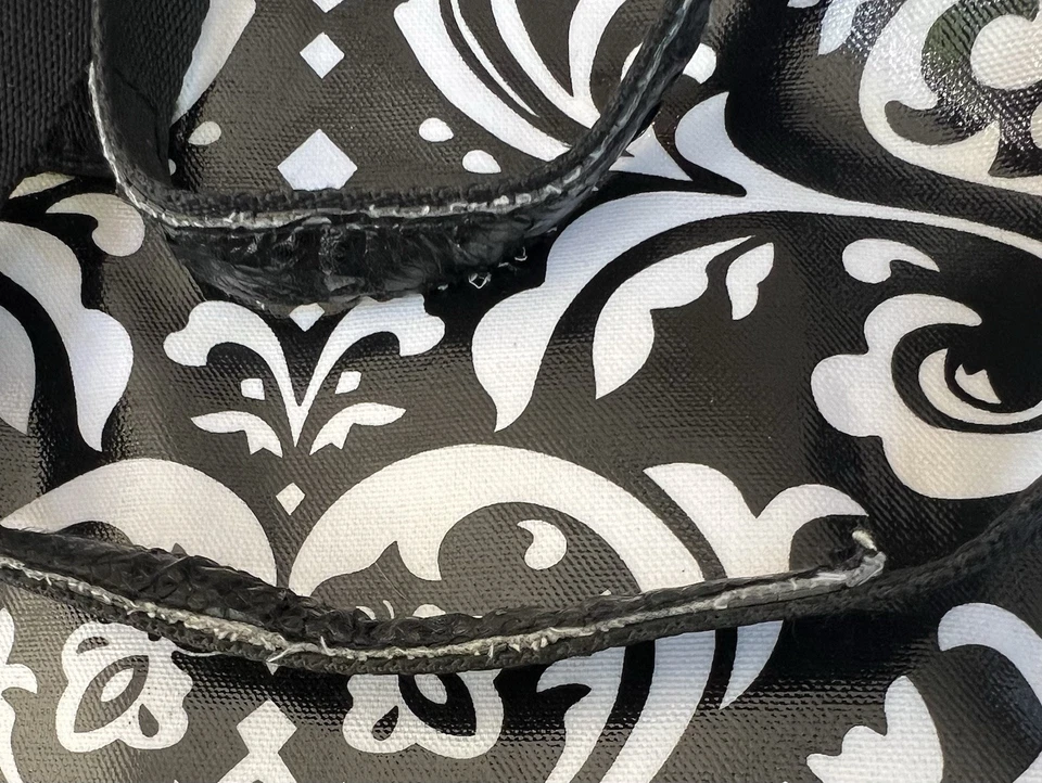 Bolsa para computadora Gigi Hill blanco y negro con estampado de máscara interior rosa brillante Foto 4 de 4