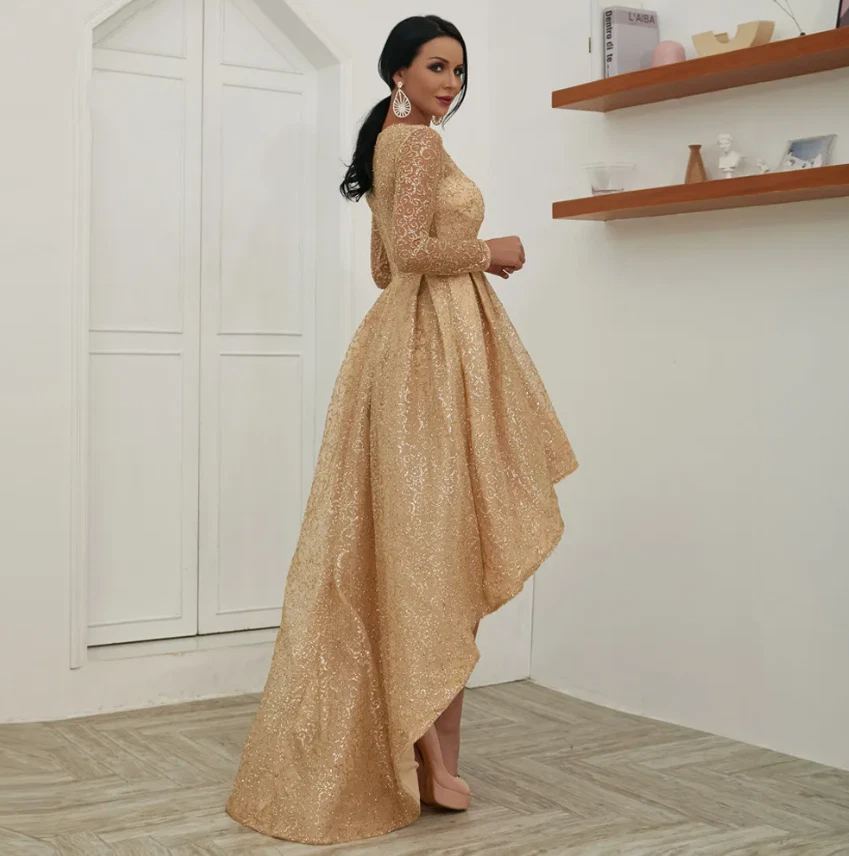 Vestidos de novia de manga larga dorados altos bajos redondos cuello transparente brillantes Foto 3 de 4