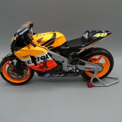 SIGNED Minichamps 122037146 Repsol Honda RC211V Rossi 2003 1:12 Scale Perfect - Picture 3 of 12