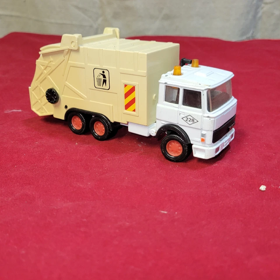 Vintage Matchbox Super King Series,Sanitation Truck, Dumping Bed,sliding Ramp - Image 3 of 4