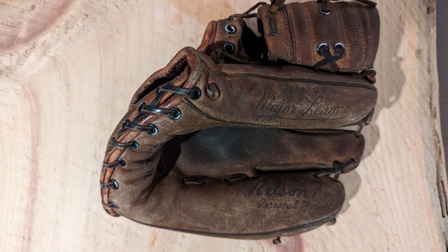 Wilson A2200 Nelson Fox Baseball Glove Mitt 11.5” Right Hand Throw Made In USA Wilson A2200 Nelson Fox Baseball Glove Mitt 11.5” Right Hand Throw Made In USA