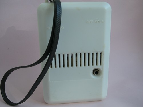 SHARP BP-170 Transistor Radio in white - Picture 2 of 3