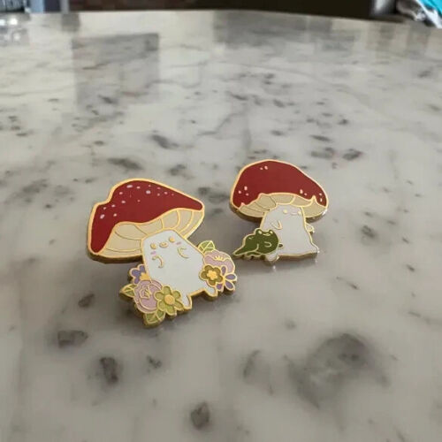 STUDIO SUGARNOVA 2X MUSHROOM FROG FLOWERS GOLD PLATED HARD ENAMEL PINS - Picture 3 of 7