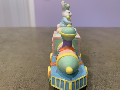 Conejo de Pascua de resina en un tren - Imagen 4 de 5