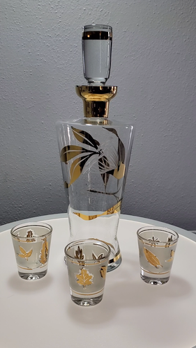 MCM Decanter Vintage Foglia Oro Smerigliato Con Bicchieri Tre Colpi - Video 1 di 1