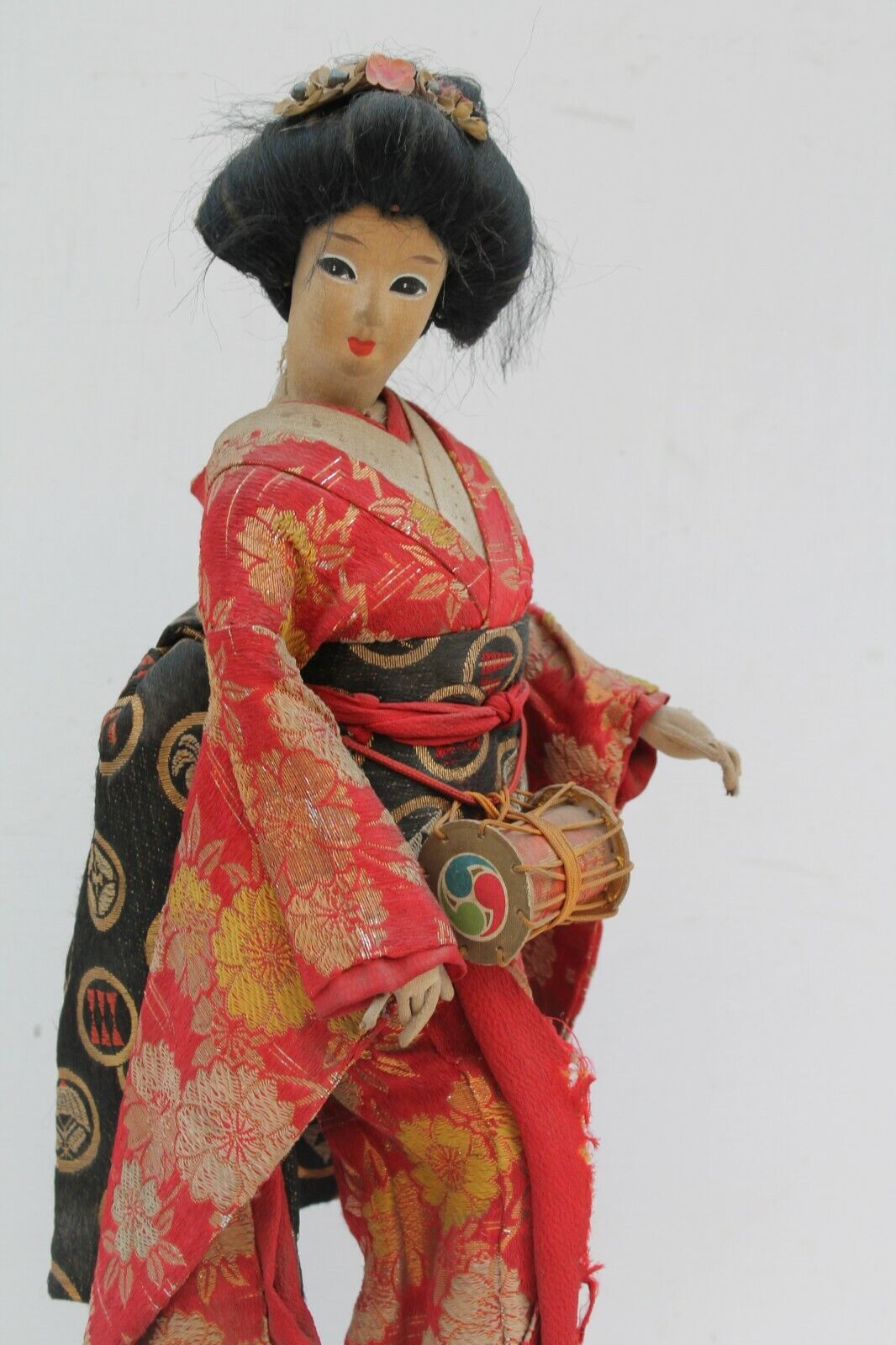 POUPÉE GEISHA ANCIENNE FABRIQUÉE AU JAPON, SUR SUPPORT D'ORIGINE ET VÊTEMENTS ORIGINAUX NH1813 - Photo 2 sur 11