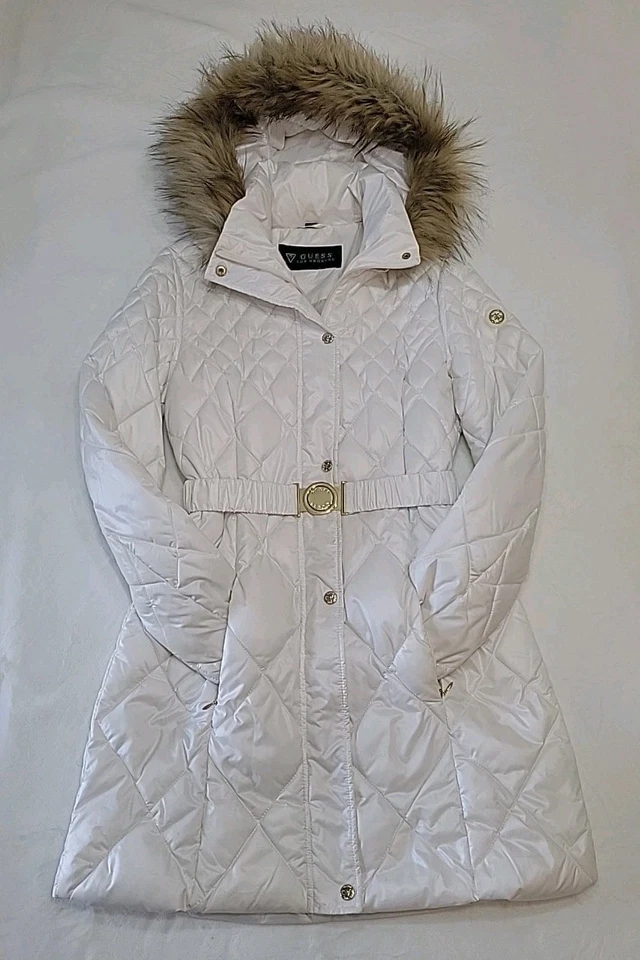 Chaqueta acolchada con capucha y ribete de piel sintética blanca pequeña Guess para mujer Foto 4 de 4