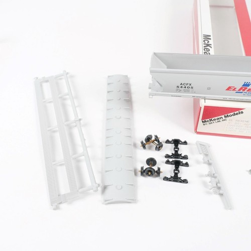McKean HO Scale El Rexene Plastics ACFX 4-Bay Covered Hopper Kit 1554 (A) - Picture 3 of 4