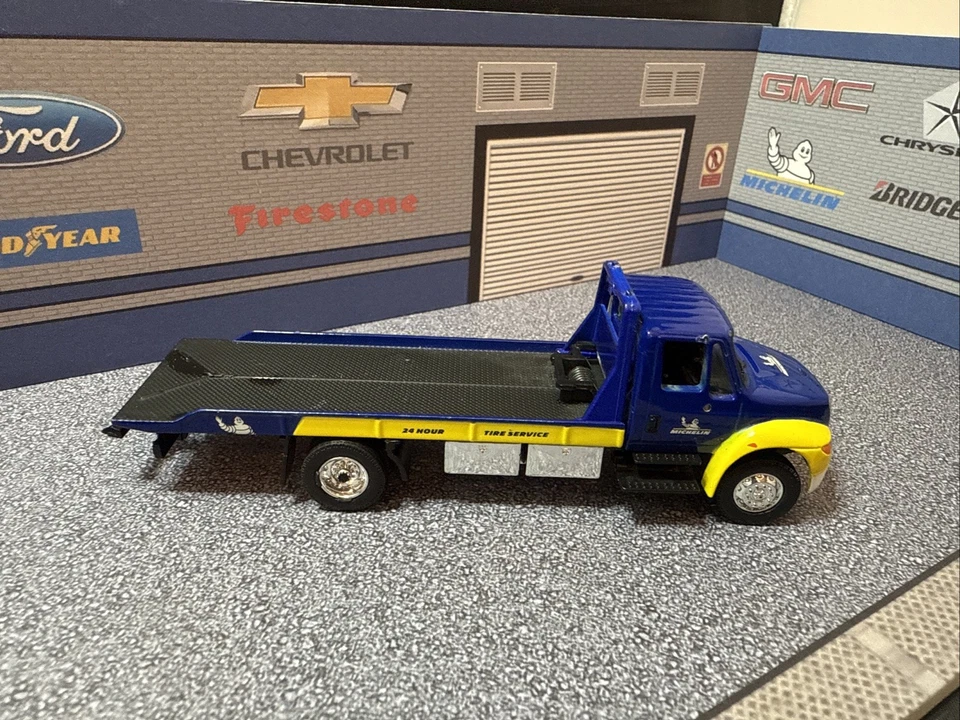 Greenlight HD Trucks S15 International Michelin Flat Bed Loose - Image 4 of 4