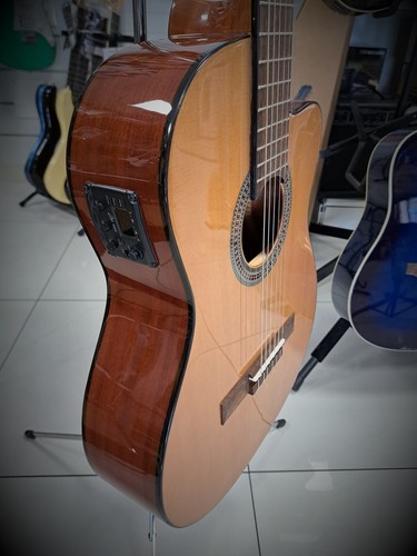 EKO VIBRA 150 CW EQ CHITARRA CLASSICA AMPLIFICATA KIT con Borsa + Corde + Cavo - Foto 5 di 13