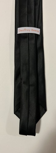 GEOFFREY BEENE Men’s Solid Black Polyester Satin Necktie. New Without Tags - Picture 2 of 4