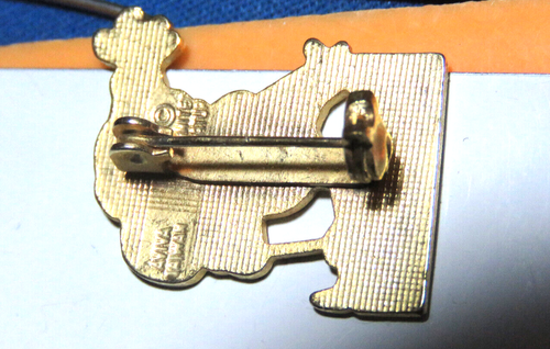 Boyne Ski Resort Michigan Snoopy Ski Pin - Picture 3 of 3