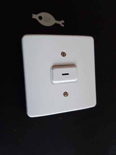 MK K4917WHI Grid Plus 20A Llave Secreta Interruptor Módulo Interruptor con Placa Frontal - Imagen 6 de 6