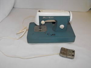 Vintage-Blue-Sew-Ette-Metal-Kids-Childs-Toy-Sewing-Machine-w-Foot-Pedal