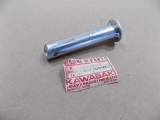 NEW OEM KAWASAKI REAR FOOTREST BAR / 34028-009 / Z1 H1 H2 S1 S2 S3 AR F11