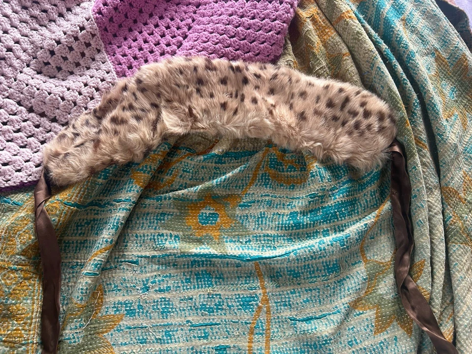 Cuello de piel real desmontable, con cinta de satén Foto 2 de 4