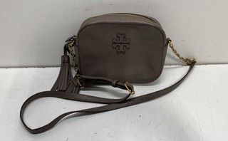 Borsa per fotocamera Tory Burch grigia in pelle ciottolata McGraw tracolla hardware oro