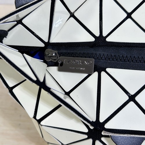 Bolso de Mano Bao Bao Issey Miyake Brillante Geométrico Color Crema - Imagen 6 de 15