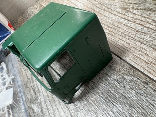 AMT 1062 Mack Trucks Cruise Liner Semi Truck Scale Model Kit angefangen - Bild 11 von 18