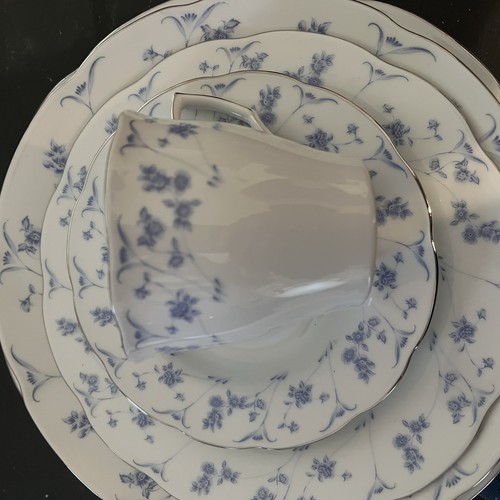 Juego de 20 Piezas Plato Premiere Azul Floral Porcelana Azul Amanecer Nuevo en Caja Nunca Usado Como Nuevo - Imagen 3 de 3
