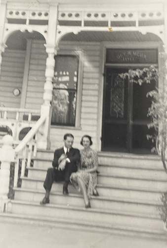 1920er Arztpraxis Mann & Frau auf Stufen Dr. THOMAS R. MEUX Schild Fresno CA Foto