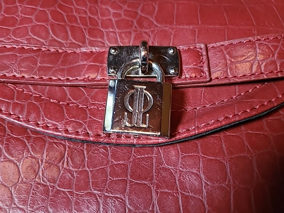 Cartera sin asas Jennifer Lopez Córcega roja de muñeca Foto 3 de 4