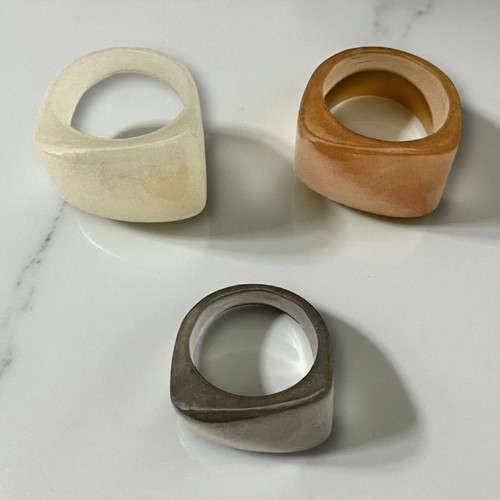 Set/Bundle 3 Chunky Acrylic Statement Rings Beige, Gray, Honey Brown  Size  7.75 - Picture 3 of 5