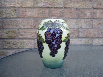 Moorcroft Vase mit Traubenmuster. Azubi Stück 1999