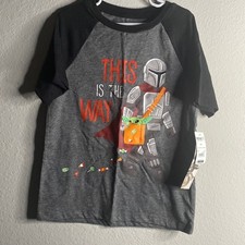 NWT boy  s Star wars Mandalorian halloween raglan short sleeve shirt sZ small 6-7