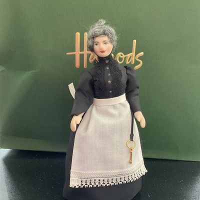 Puppenhaus Miniaturen Maßstab 1:12 von Jill Nix Maid schwarzes Kleid weiße Schürze Schlüssel