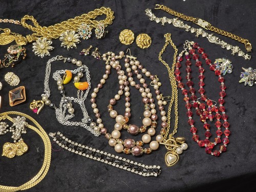 Großes Vintage Modeschmuck Konvolut Halsketten Ohrringe Armbänder Broschen  - Bild 6 von 7