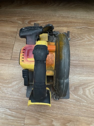 DEWALT 7 1/4" DCS575 FLEXVOLT 60V BRUSHLESS CORDLESS CIRCULAR SAW - TOOL ONLY - Picture 2 of 8