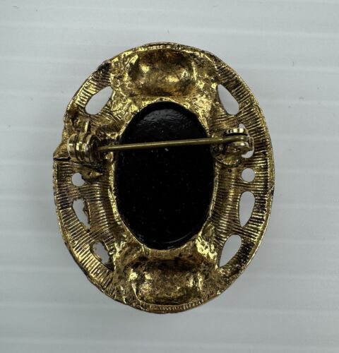Broche prendedor vintage camafeo tono dorado filigrana plástico negro blanco ovalado - Imagen 3 de 8