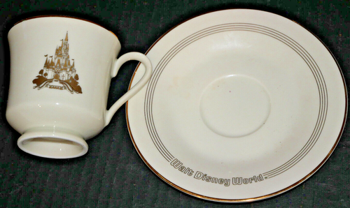Disneyland Walt Disney World Japón taza y platillo Castillo de Cenicienta blanco y dorado - Imagen 3 de 4