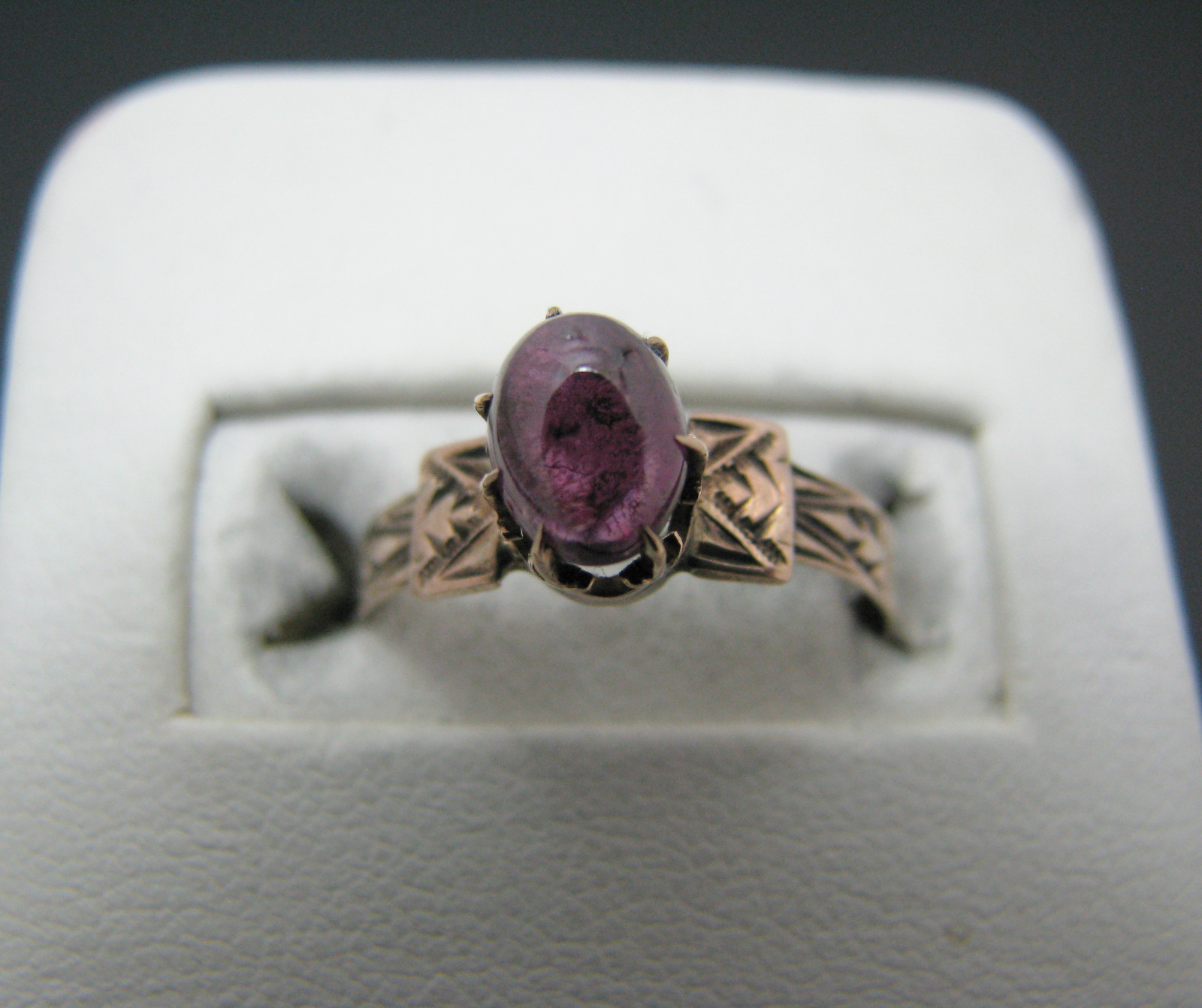 C405 Very Nice Vintage 10k Yellow gold Ring set with a Purple Stone C405 Very Nice Vintage 10k Yellow gold Ring set with a Purple Stone