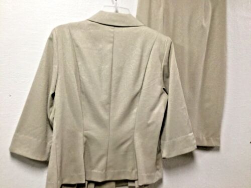 Womens Skirt Suit Size 8 Beige Pleated Jacket Hemline Shoulder Pads T. Milano 66 - Picture 4 of 11