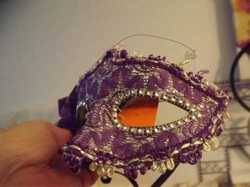 new PURPLE LACE MARDI GRAS eye mask MASQUERADE flowers HALLOWEEN NWT - Picture 5 of 5