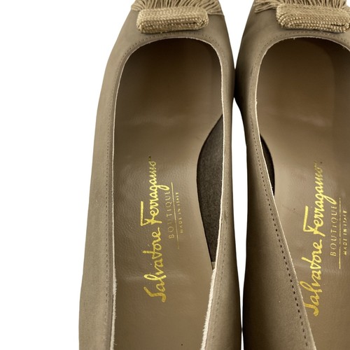 Zapatos de salón Salvatore Ferragamo de gamuza topo profesionales Regencycore con borlas 9 - Imagen 10 de 14