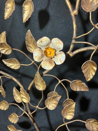 Placa de pared italiana vintage de hierro forjado con flores Tole doradas de mediados de siglo MCM - Imagen 9 de 20