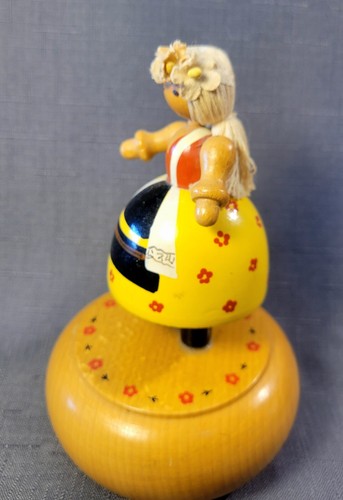 Vintage Mid-Century Schmid German Rotating Country Maid Music Box Made in Japan - Bild 5 von 6
