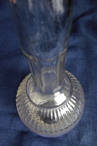 JOLIE PETITE CARAFE ANCIENNE EN VERRE MOULÉ À FACETTES Hauteur 21 cm -bon état - Imagen 3 de 4