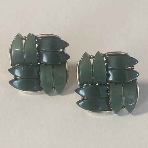 Lisner Green Screw Back Earrings Vintage Designer Signed Thermoset Gold Tone - Picture 4 of 7